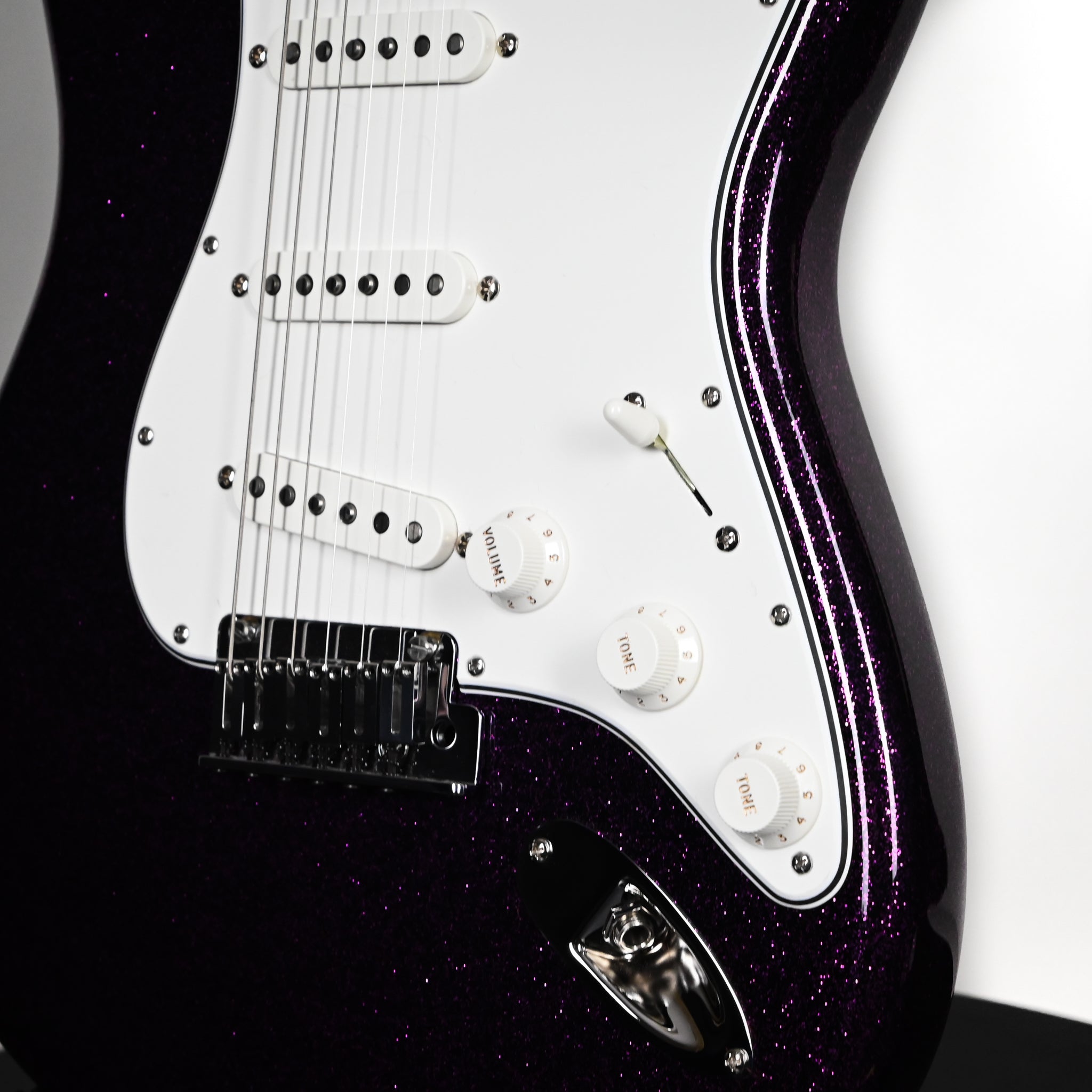 Fender Custom Shop Limited Edition Custom Deluxe Stratocaster NOS- Magenta Sparkle 2025 (CZ589381)