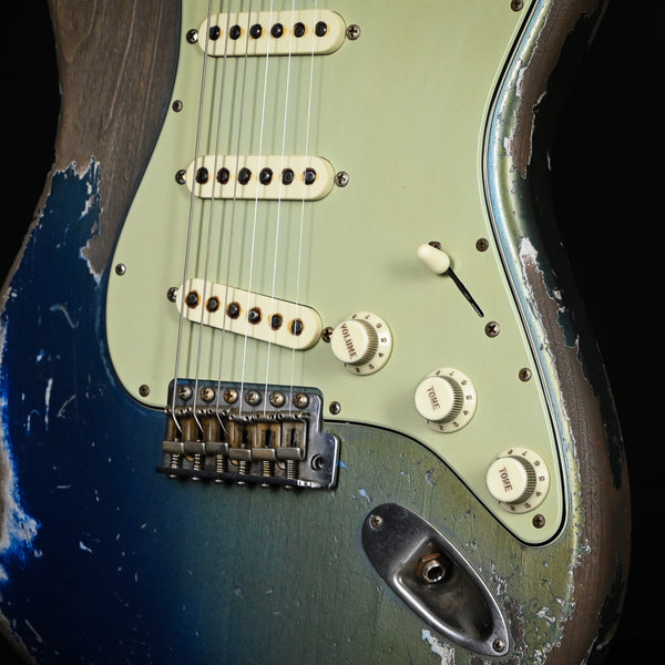 Fender Custom Shop Masterbuilt Dale Wilson '61 Stratocaster Heavy Relic- Dark Lake Placid Blue to Lake Placid Blue 2026 (CZ588026)