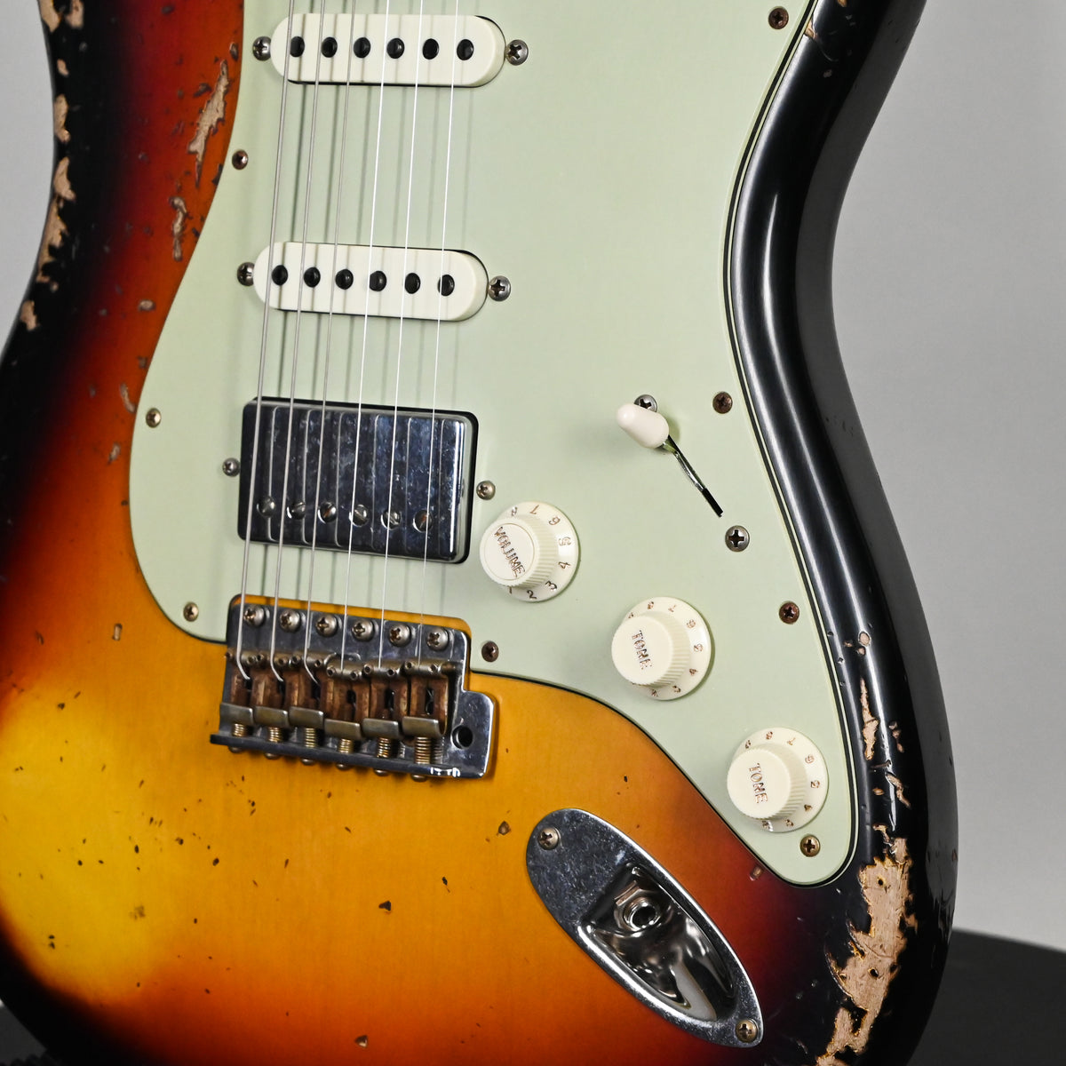 Fender Custom Shop '62 Stratocaster HSS w/ Alder Body, Heavy Relic- 3 Color Sunburst 2026 (R151620)