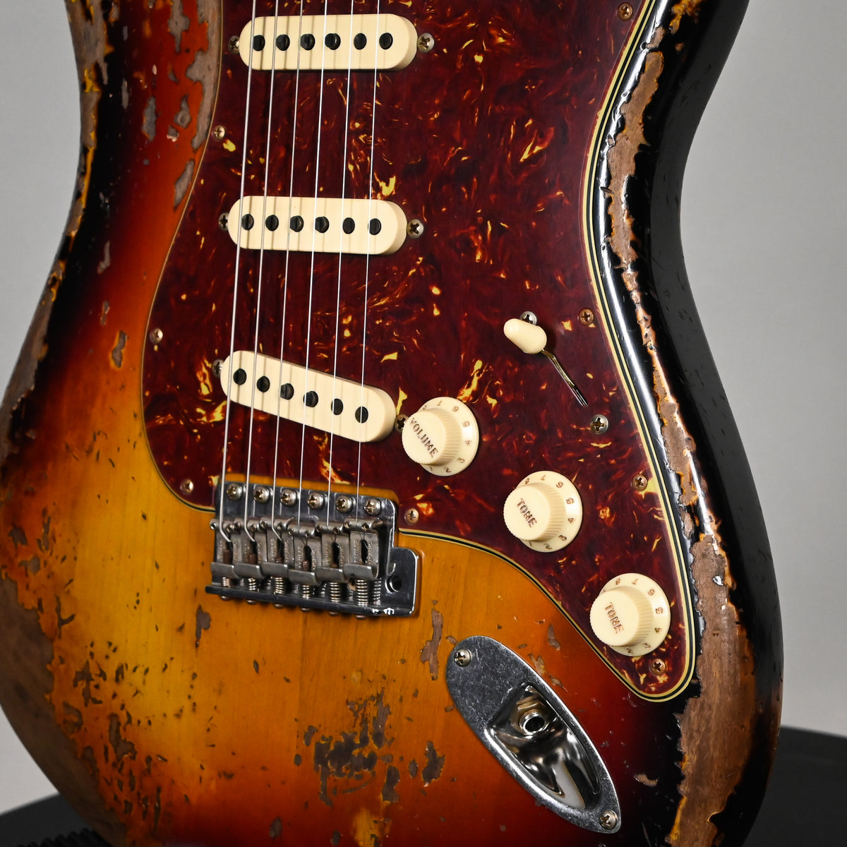 Fender Custom Shop Limited Edition Roasted '61 Stratocaster Super Heavy Relic- Aged 3 Color Sunburst 2026 (CZ585326)