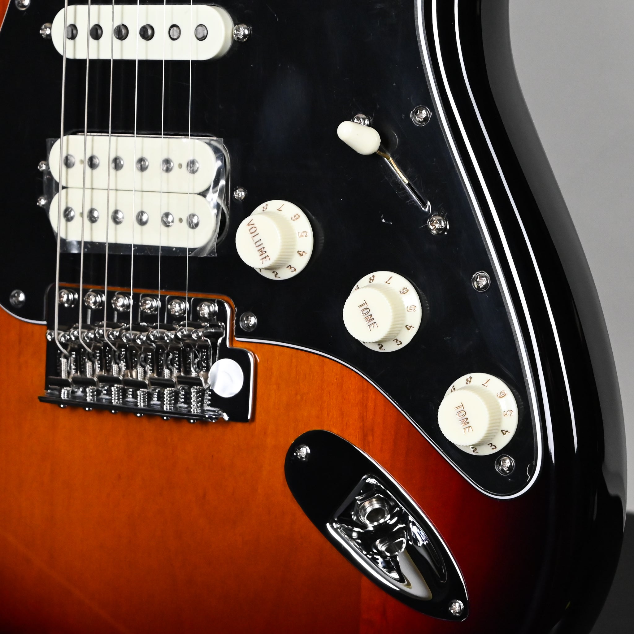 Fender American Professional Classic Stratocaster HSS- 3 Color Sunburst 2025 (US25092214)