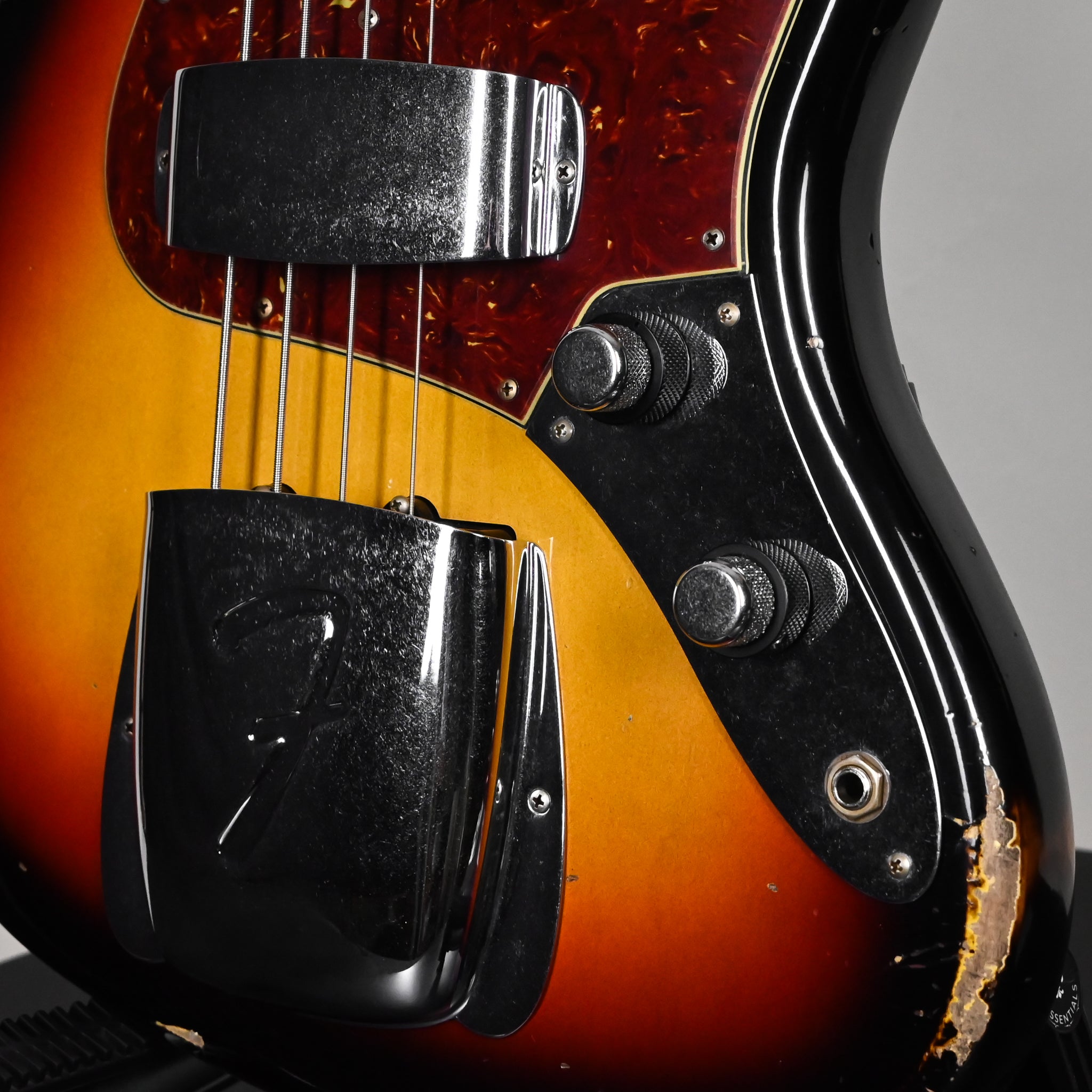 Fender Custom Shop Limited Edition '60 Jazz Bass Relic- 3 Color Sunburst 2026 (CZ589728)