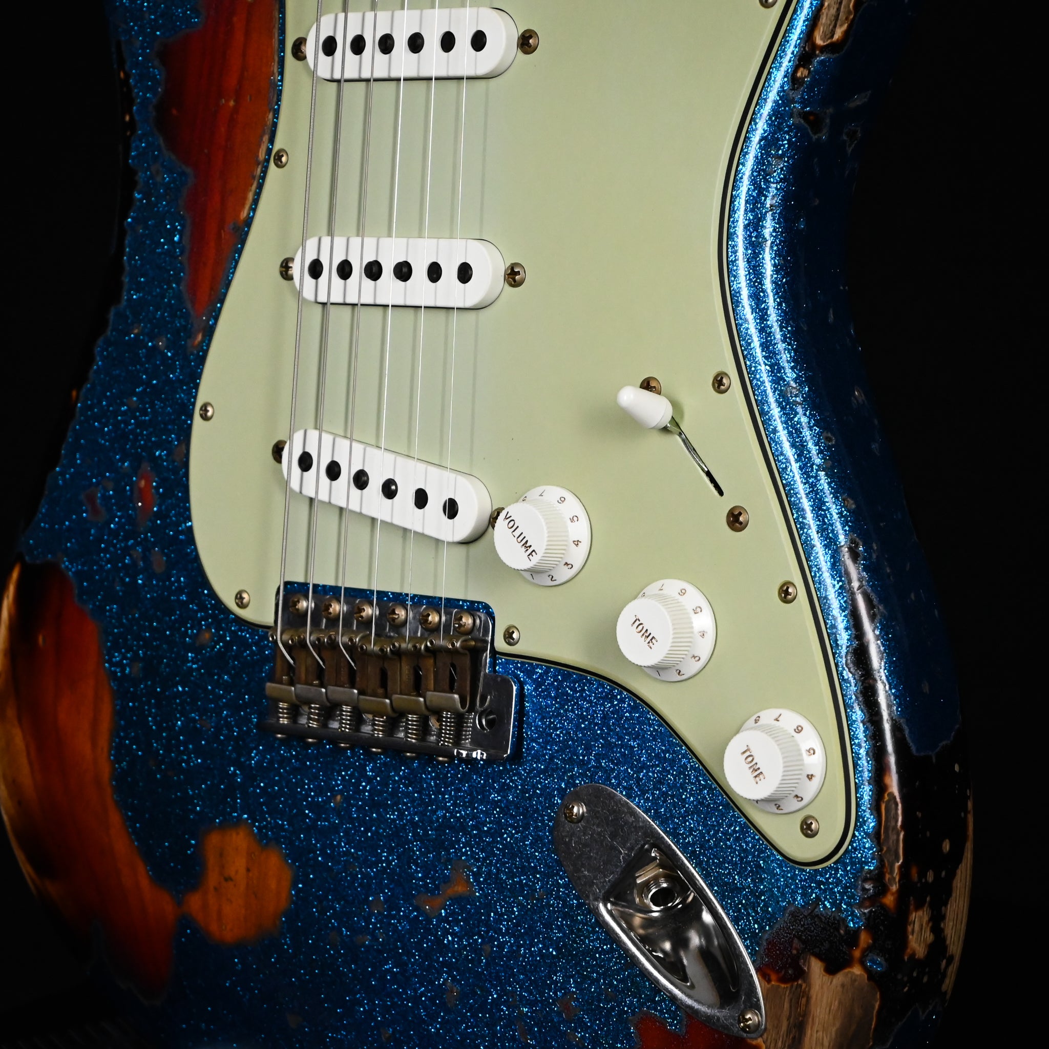 Fender Custom Shop '61 Stratocaster Super Heavy Relic- Blue Sparkle/ 3 Color Sunburst 2026 (CZ590329)
