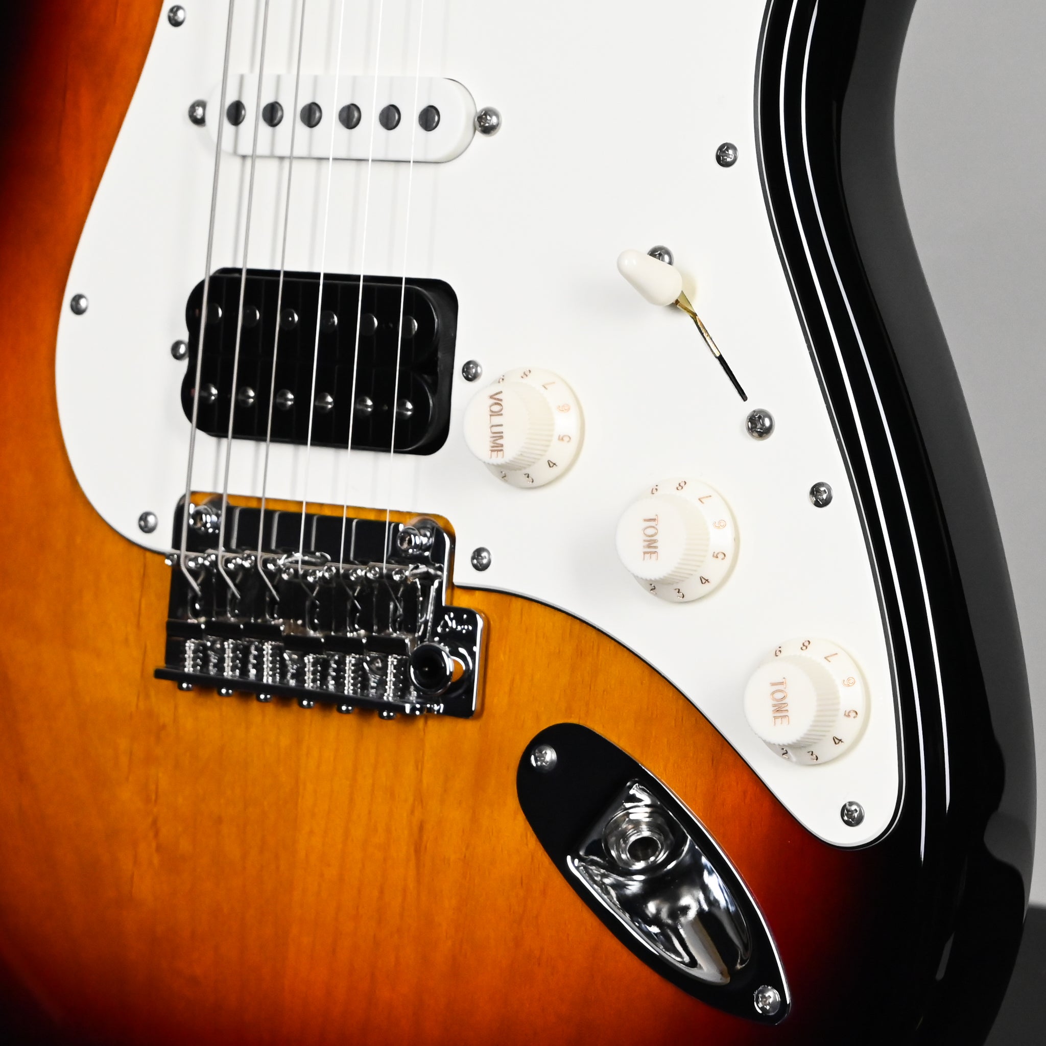 Suhr Classic S HSS Electric Guitar- 3 Tone Sunburst 2026 (94994)