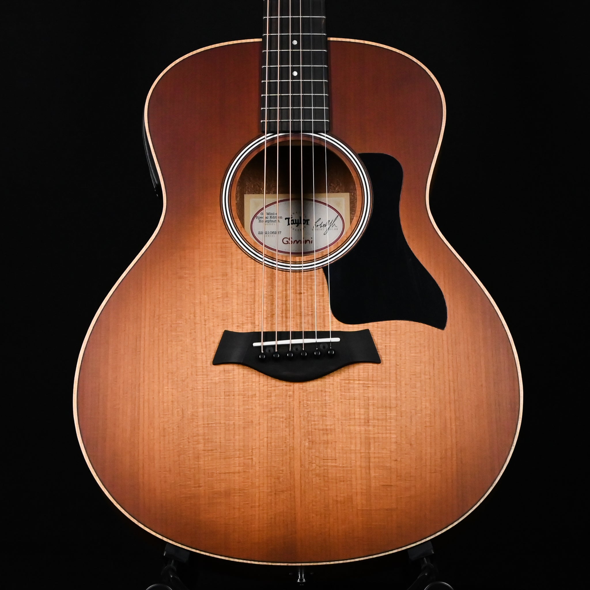 Taylor GS Mini-e Special Edition Honeyburst w/ Sitka Spruce Top & Sapele Back and Sides Acoustic/ Electric- Honey Sunburst 2026 (2202106287)