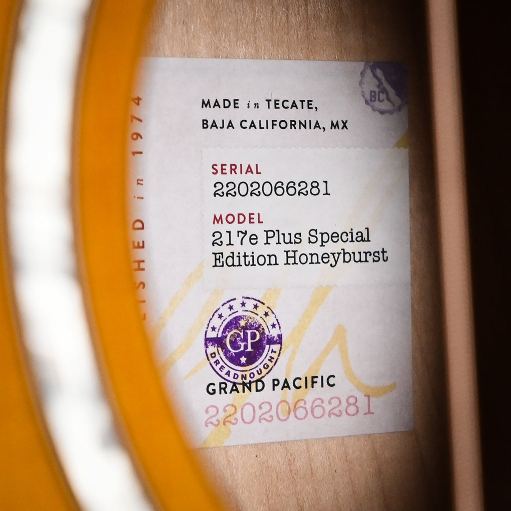 Taylor 217e Plus Special Edition Honeyburst w/ Torrefied Spruce Top & Big Leaf Maple Back and Sides Acoustic/ Electric- Honey Sunburst 2026 (2202066281)