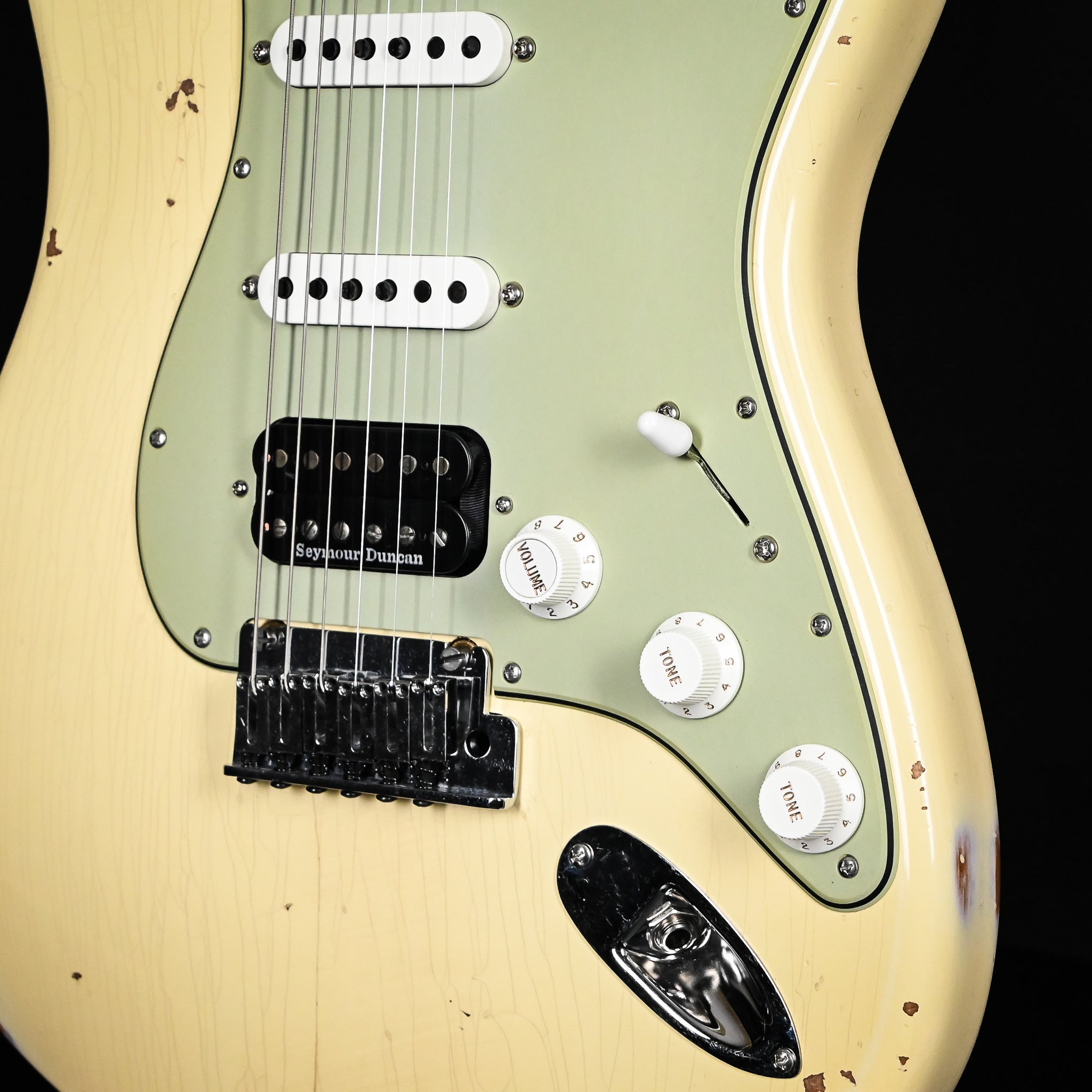 Fender Custom Shop Deluxe Stratocaster w/ Seymour Duncan SH4B Humbucker, Relic/ Closet Classic Hardware- Aged Vintage White 2026 (R147873)
