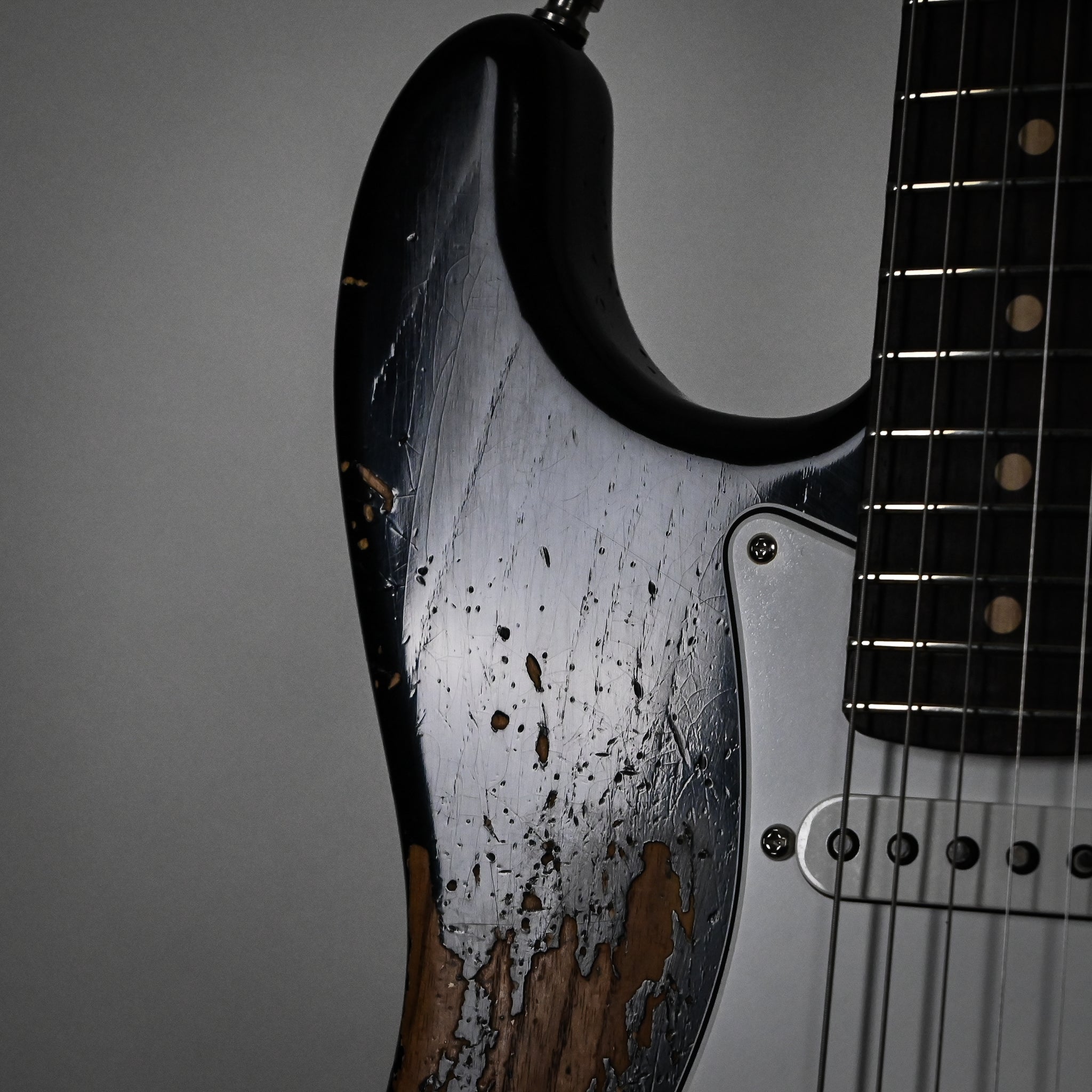 Fender Custom Shop Custom Deluxe Stratocaster Heavy Relic- Aged Black 2026 (CZ589640)