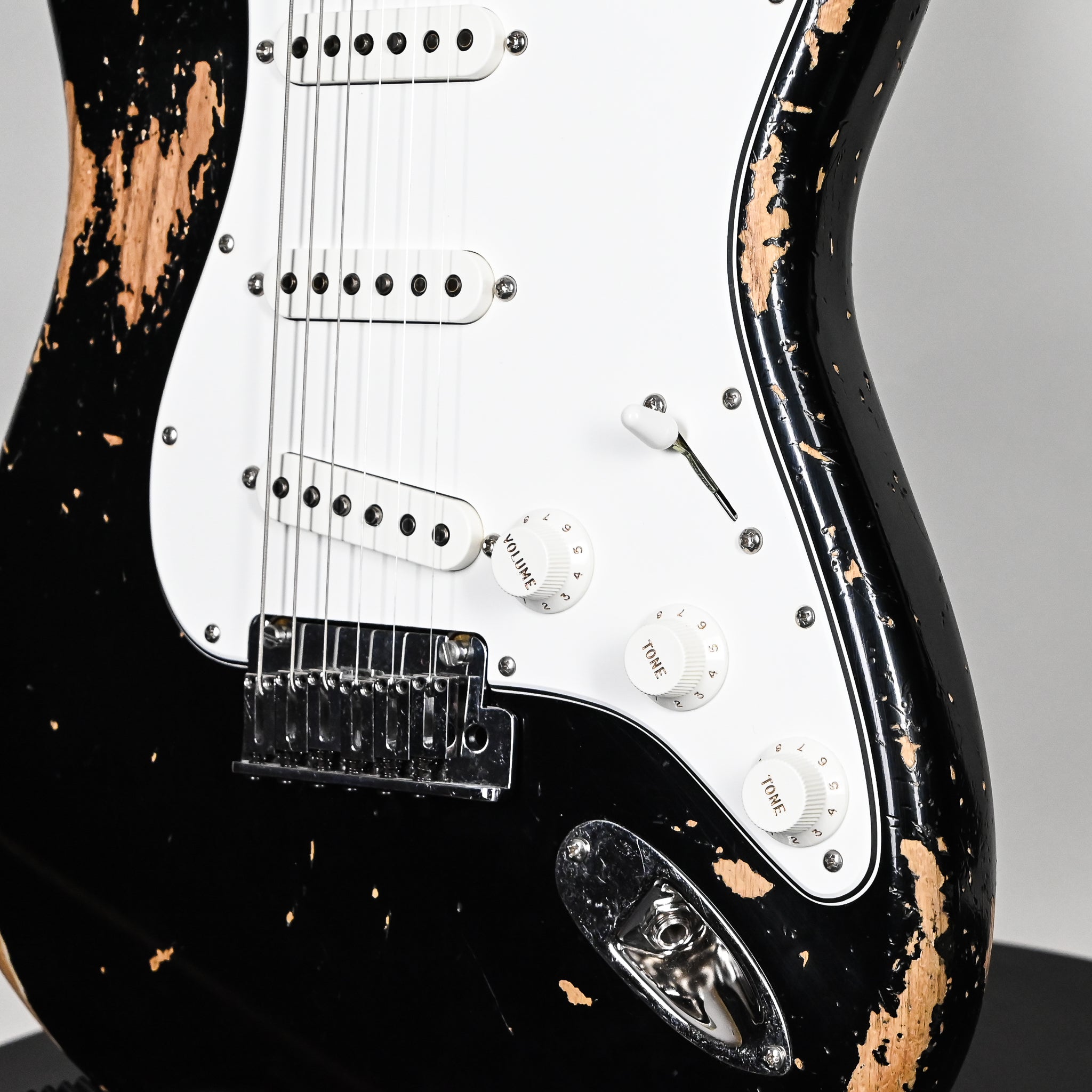 Fender Custom Shop Custom Deluxe Stratocaster Heavy Relic- Aged Black 2026 (CZ589640)