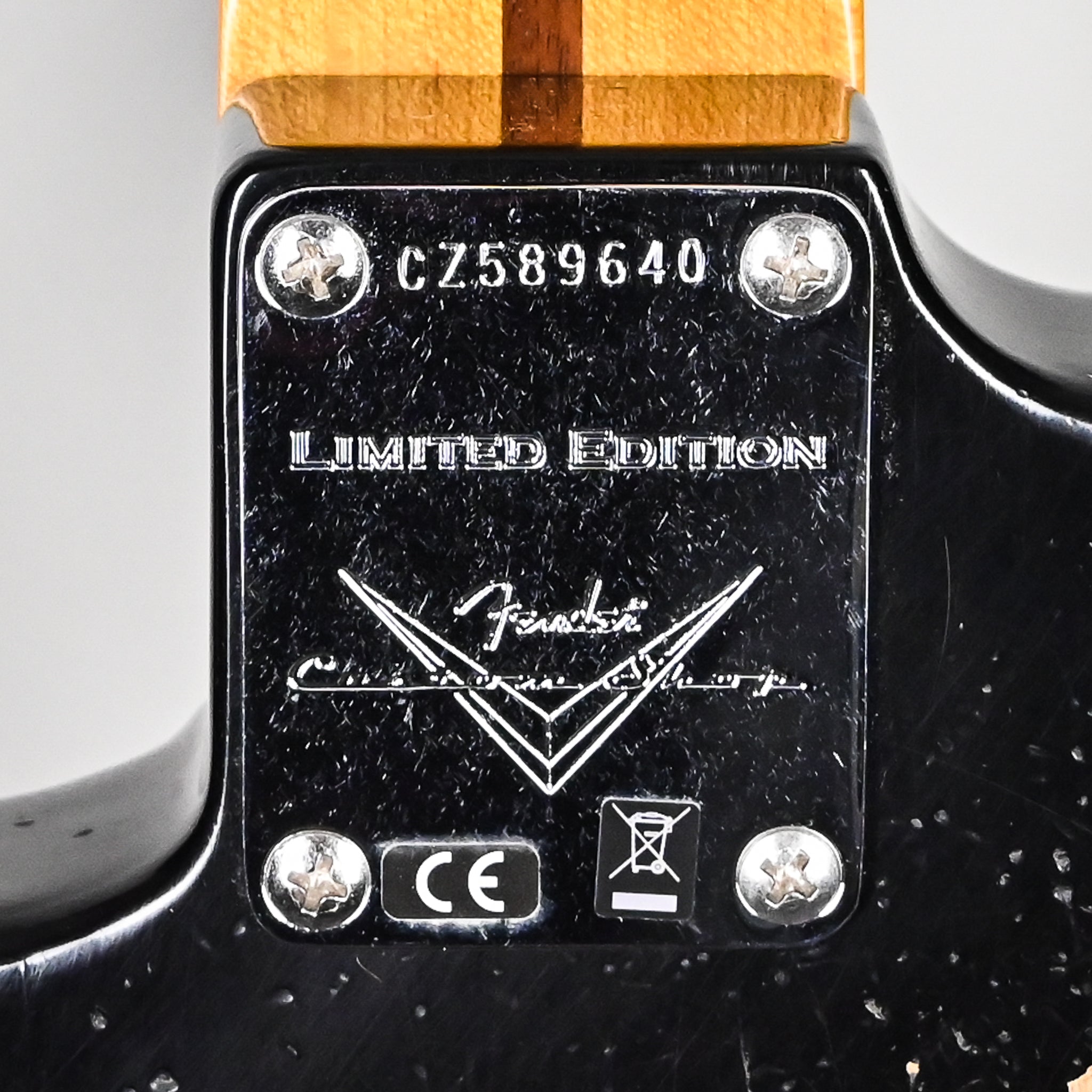 Fender Custom Shop Custom Deluxe Stratocaster Heavy Relic- Aged Black 2026 (CZ589640)