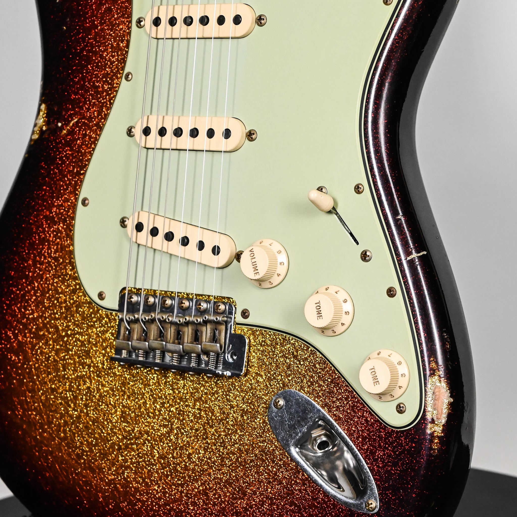 Fender Custom Shop Limited Edition 1960 Stratocaster Relic- 3 Tone Sunburst Sparkle 2026 (CZ589631)
