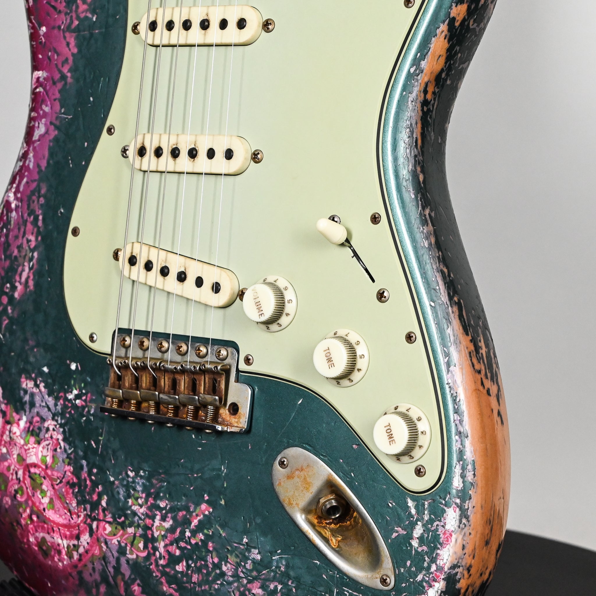Fender Custom Shop Masterbuilt Dennis Galuszka '62 Stratocaster w/ Brazilian Rosewood Fingerboard Super Heavy Relic- Sherwood Metallic / Pink Paisley 2026 (R148478)