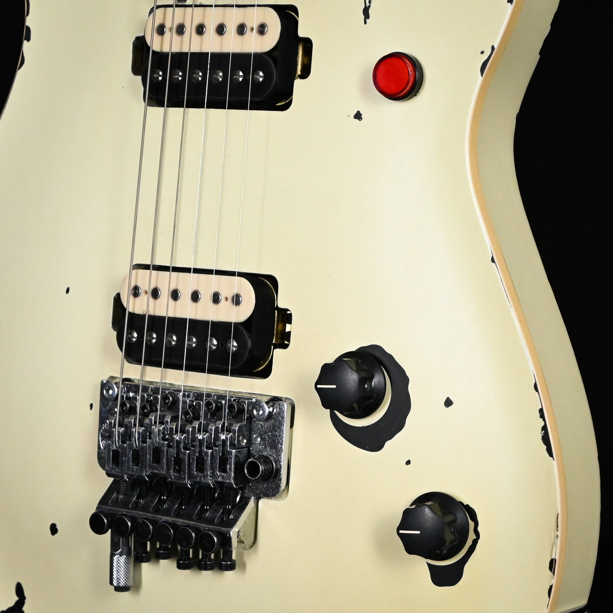 EVH Limited Edition Wolfgang Special Striped Series- Distressed Ivory 2026 (WG250138M)