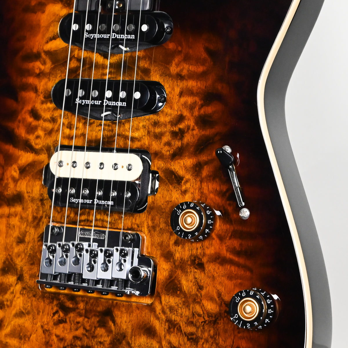 Charvel Pro-Mod Plus Dinky DK24 HSS 2PT QM- Amber Tiger Eye 2026 (ISC2600277)