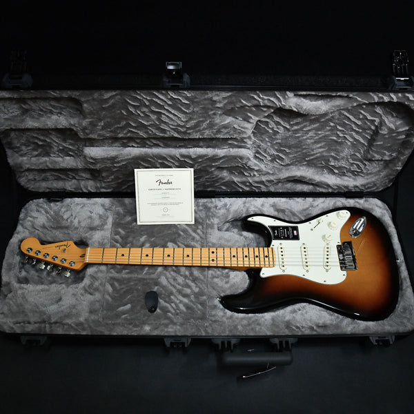 Fender American Ultra Stratocaster SSS Maple Fingerboard Ultraburst (US22069923)